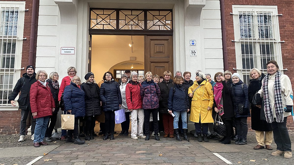 Teilnehmende der Exkursion vor der Gedenkstätte Lindenstraße in Potsdam